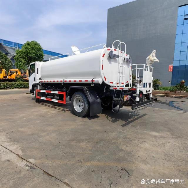 五十铃四驱出口洒水车 专用物流领域的创新实践